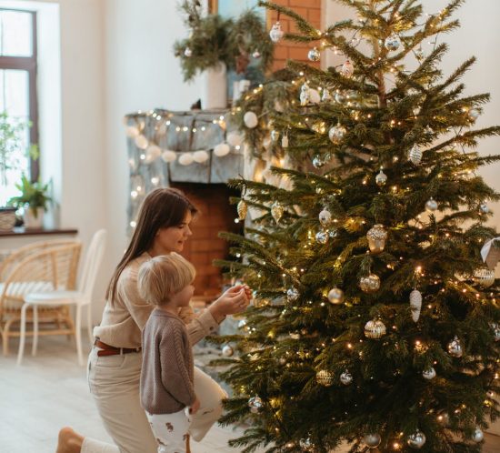 Mamá e hijo decorando el árbol de Navidad