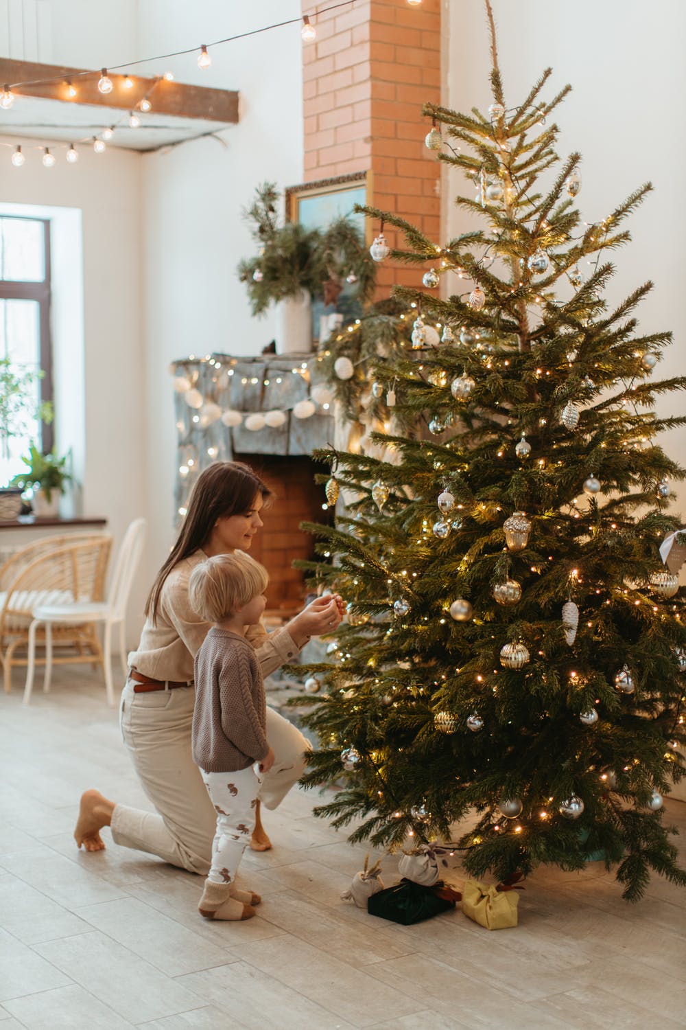 Mamá e hijo decorando el árbol de Navidad
