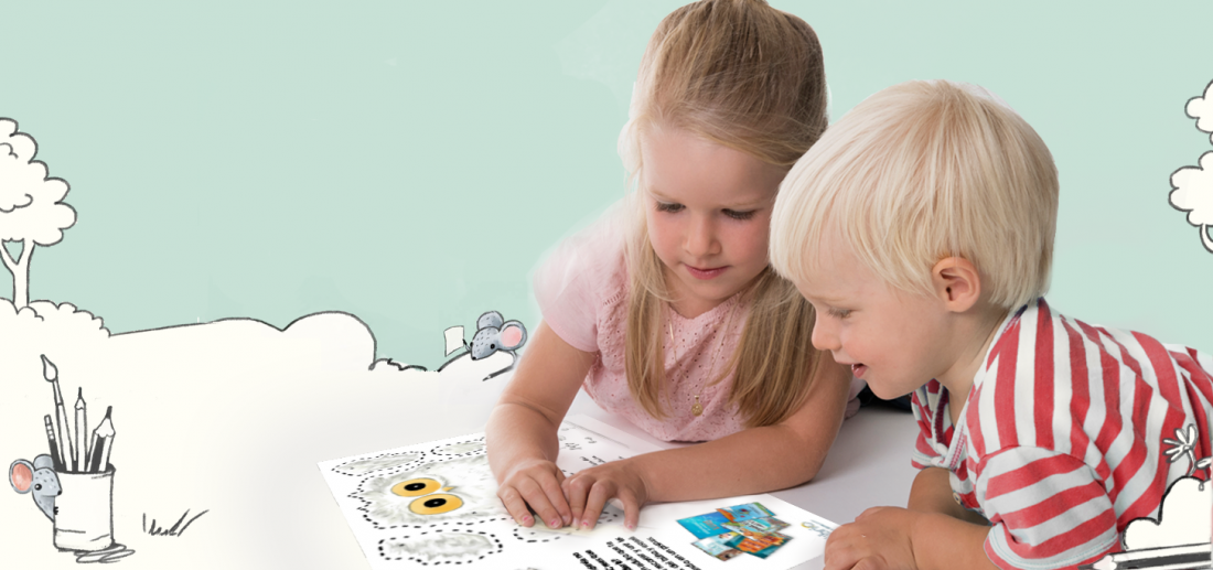 Ein Junge und ein Mädchen schauen sich Bastelideen für Kinder an