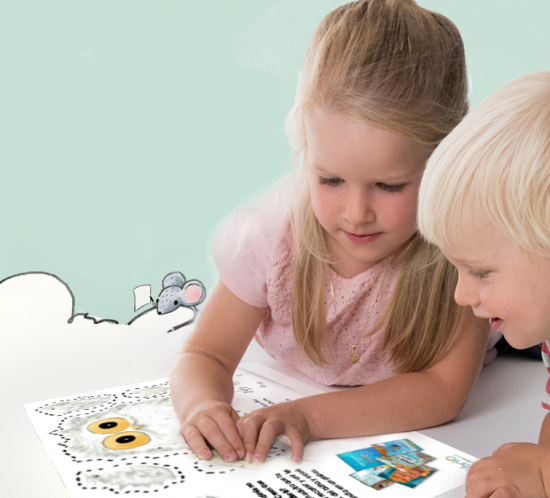 Un niño y una niña están mirando ideas de manualidades para niños.