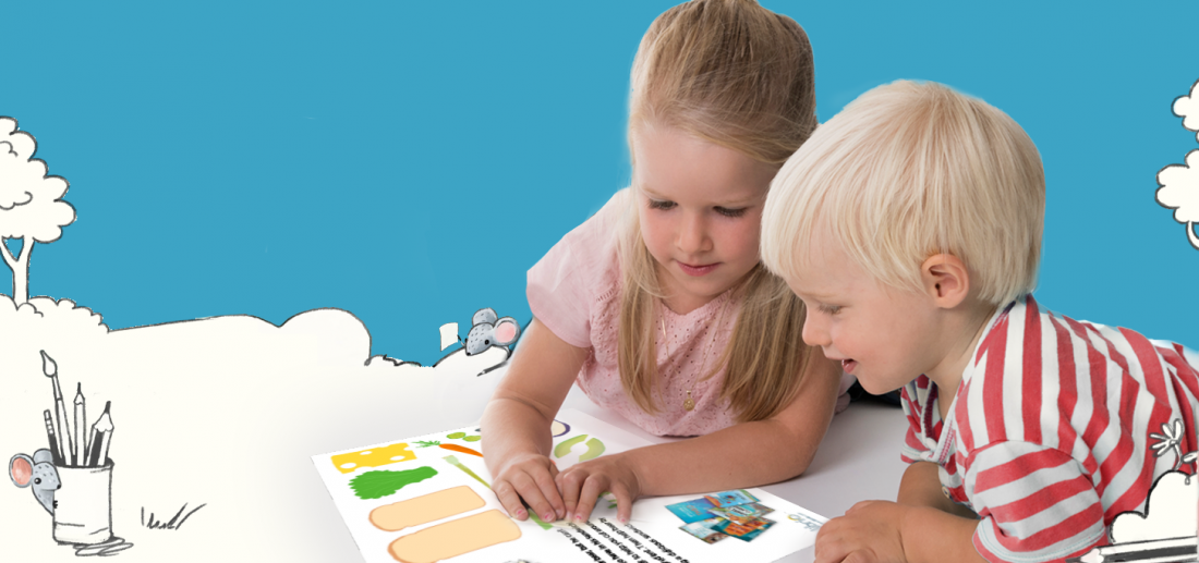 Zwei Kinder schauen sich die Bastelideen an