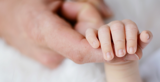 Babyhand wird gehalten