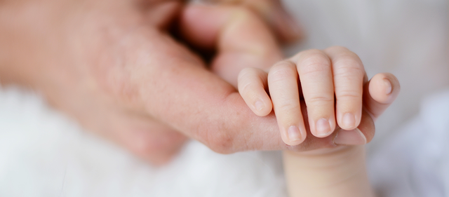 Babyhand wird gehalten