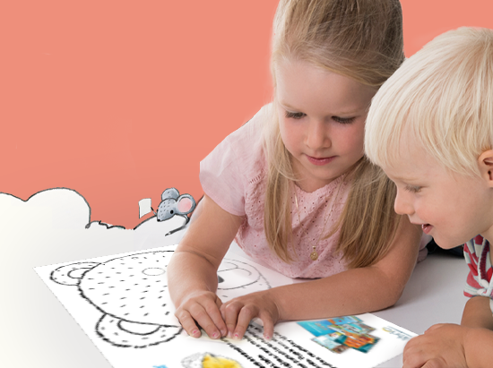 Un niño y una niña están mirando ideas de manualidades para niños para hacer una máscara de oso