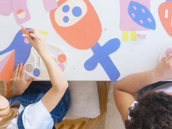 Dos niños dibujando en el primer día de colegio