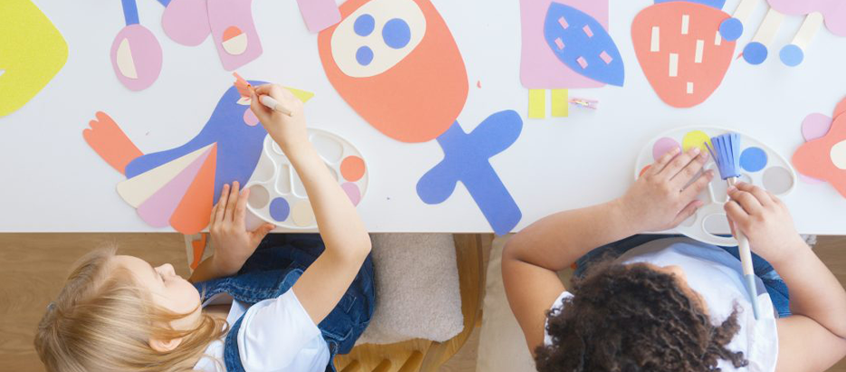 Dos niños dibujando en el primer día de colegio