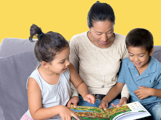 Madre leyendo con sus hijos