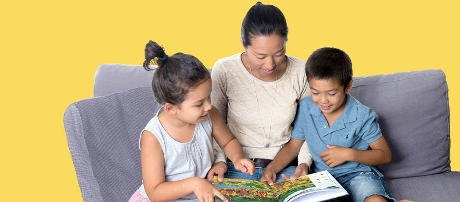 Madre leyendo con sus hijos