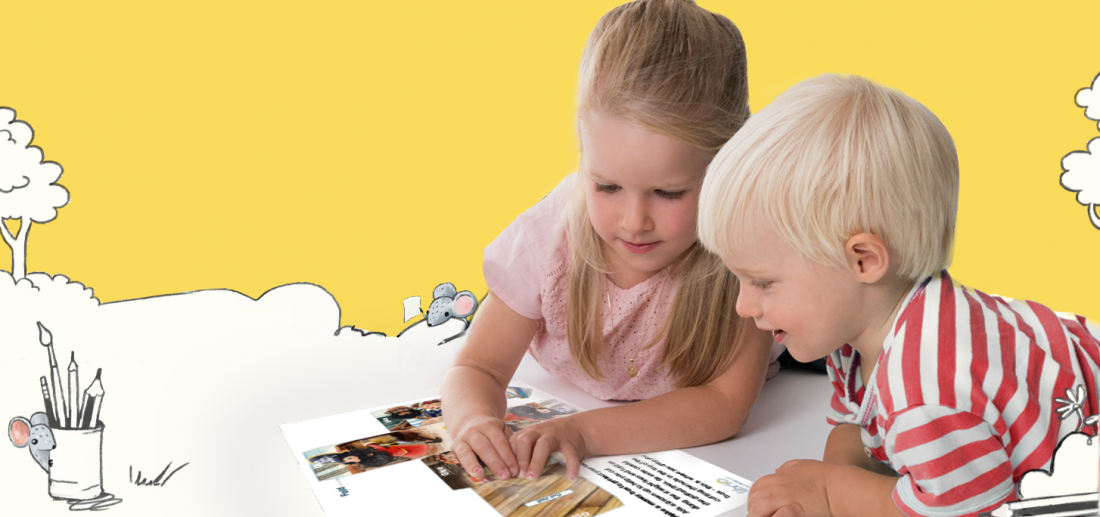 Kinder schauen die Bastelanleitung an