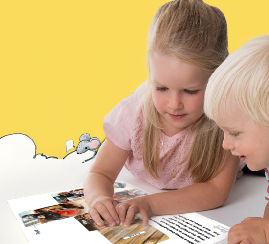 Kinder schauen die Bastelanleitung an