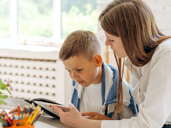 Niño leyendo con su madre - cabecera del blog