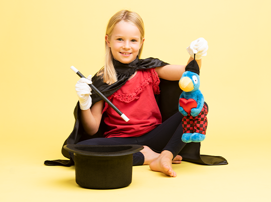 Fotoshooting Mädchen mit Hut und Globi