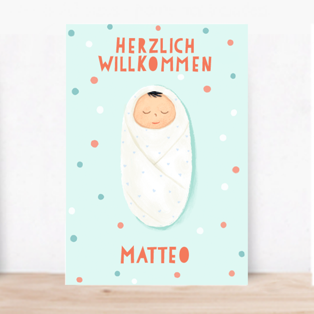 Grußkarte: Herzlich Willkommen Matteo. In ein weisses Tuch eingewickeltes Baby vor hellblauem Hintergrund mit Konfetti-Punkten