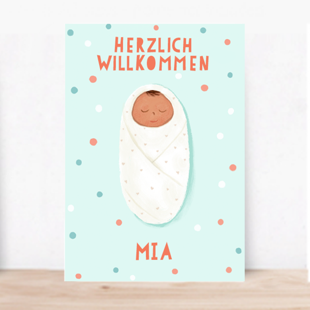 Grußkarte: Herzlich Willkommen Mia. In ein weisses Tuch eingewickeltes Baby vor hellblauem Hintergrund mit Konfetti-Punkten