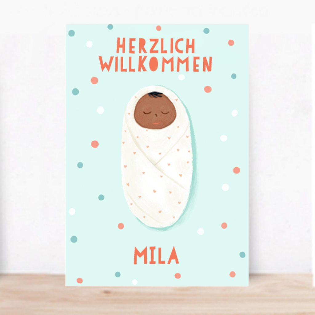 Grußkarte: Herzlich Willkommen Mila. In ein weisses Tuch eingewickeltes Baby vor hellblauem Hintergrund mit Konfetti-Punkten