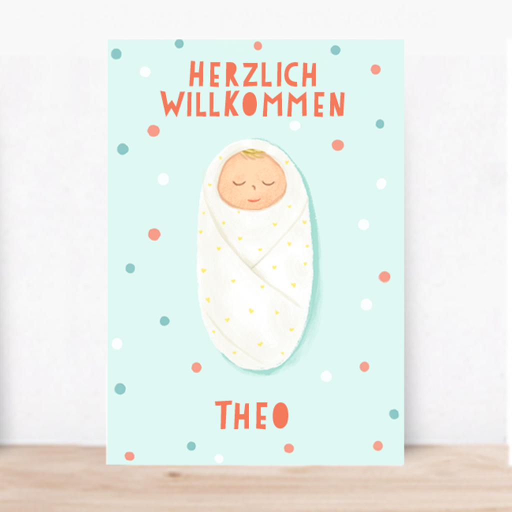 Grußkarte: Herzlich Willkommen Theo. In ein weisses Tuch eingewickeltes Baby vor hellblauem Hintergrund mit Konfetti-Punkten