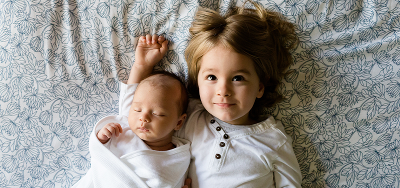 Nombres originales de niñas. Niña con bebé