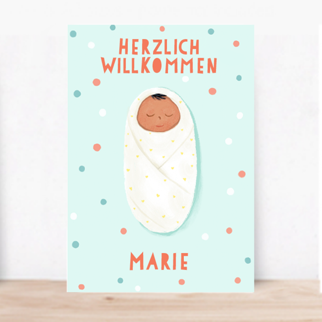 Grußkarte: Herzlich Willkommen Marie. In ein weisses Tuch eingewickeltes Baby vor hellblauem Hintergrund mit Konfetti-Punkten