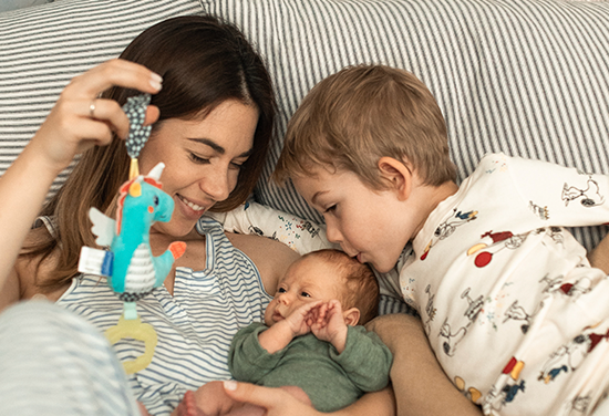 Seltene Jungennamen - Zwei Jungs spielen zusammen mit Mama