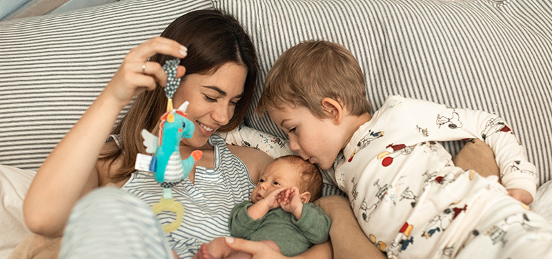 Seltene Jungennamen - Zwei Jungs spielen zusammen mit Mama