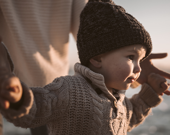 Jungennamen mit M - Ein kleiner Junge mit Mütze