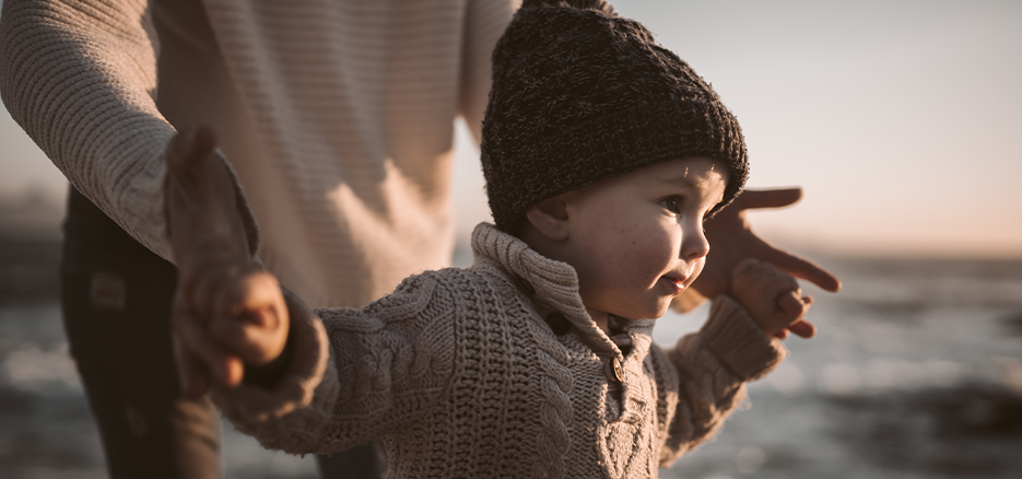 Nombres de niños con O - Un pequeño con su madre