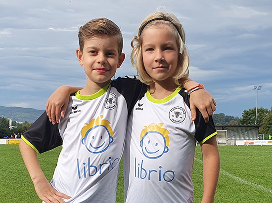 Futbolistas del equipo infantil Urdorf con camisetas de Librio