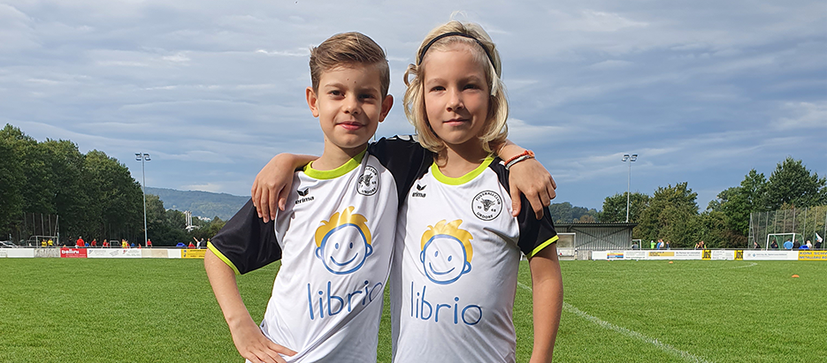 Futbolistas del equipo infantil Urdorf con camisetas de Librio