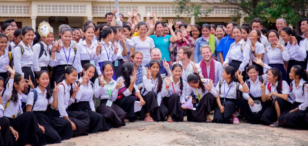Los socios de Librio con las escolares en Camboya