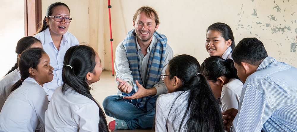 Oliver, socio de Librio, rodeado de escolares en Camboya