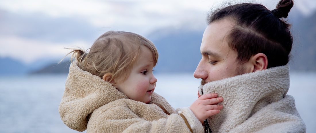 Regalos para papá. Niña mimando a su papá