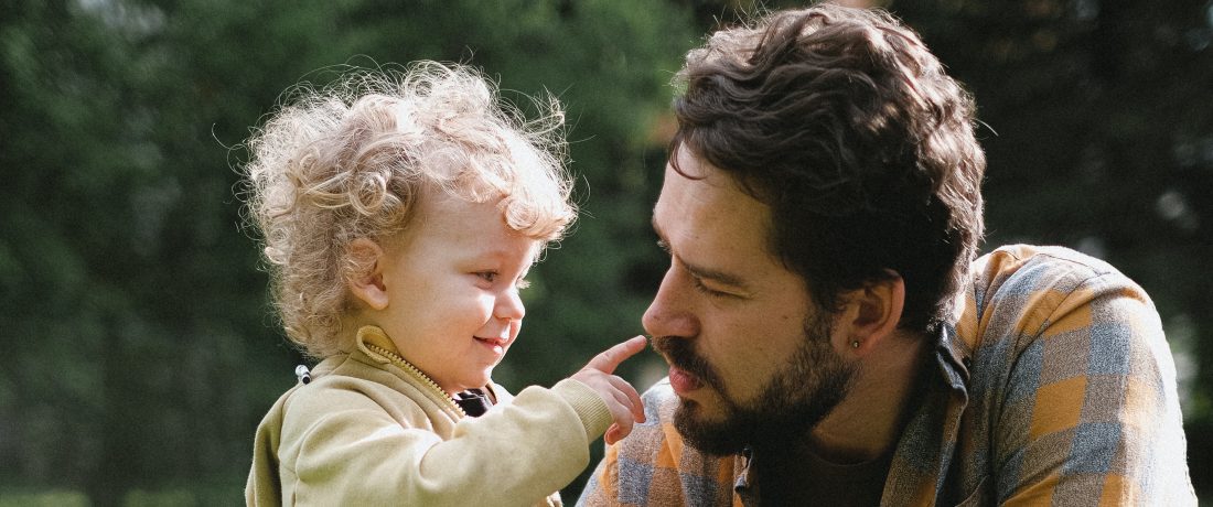 Vatertagsgeschenk basteln - Kleinkind mit Papa