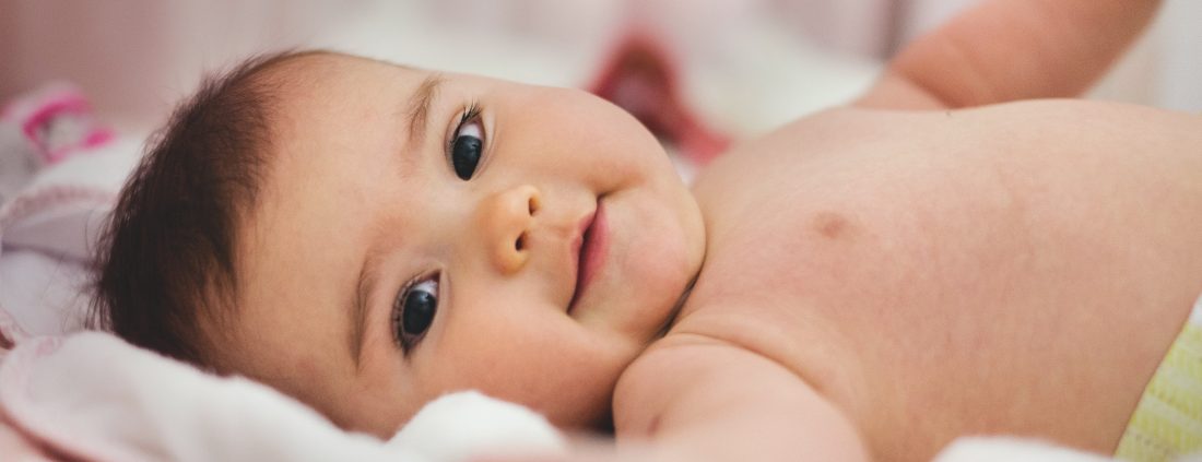 Nachhaltige Geschenke zur Geburt - Baby lächelt