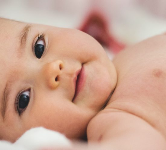 Regalos sostenibles de nacimiento - Un bebé sonriendo