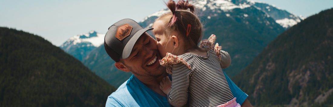 Wann ist Vatertag? Mädchen küsst Papa