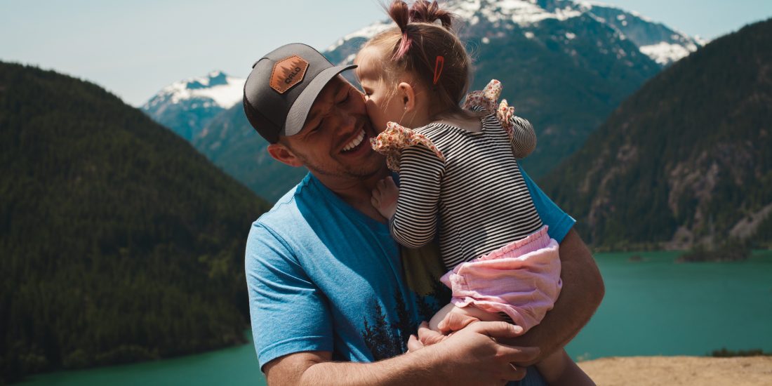 Wann ist Vatertag? Mädchen umarmt Papa