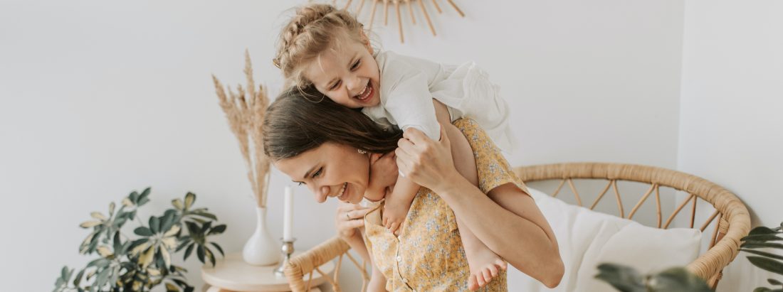 Nombres albaneses - Una madre y su hija jugando