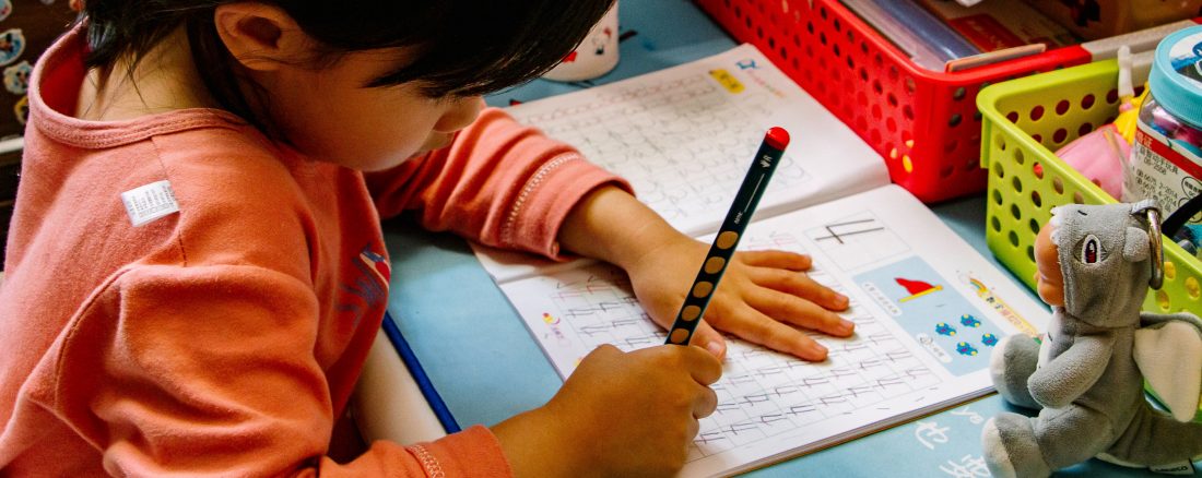 Geschenkidee zur Einschulung: Kind schreibt Zahlen