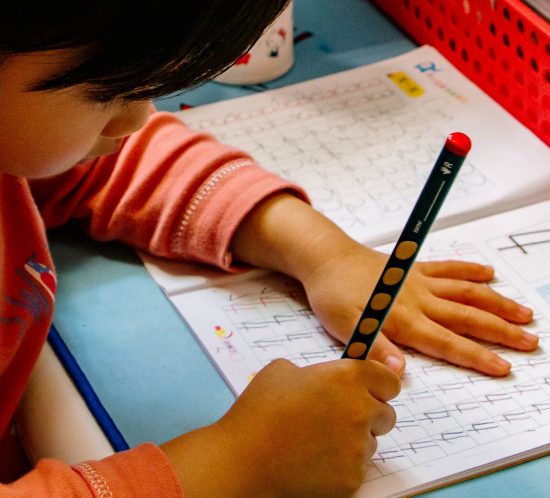Geschenkidee zur Einschulung: Kind schreibt Zahlen
