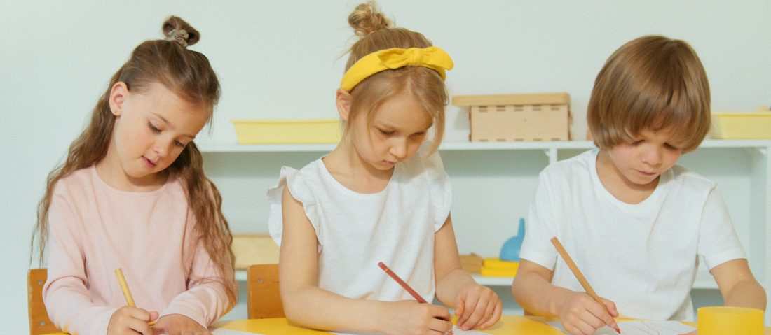 Tres niños realizando actividades creativas