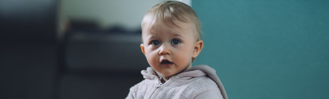 Nombres franceses: un bebé mira a la cámara