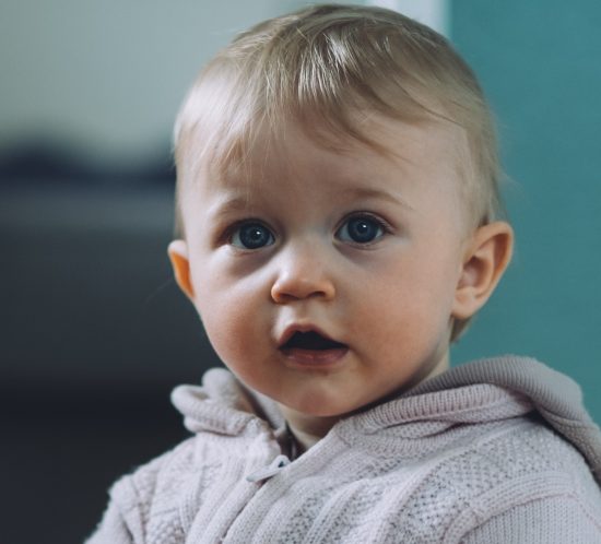 Nombres franceses: un bebé mira a la cámara