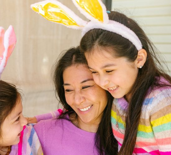 Manualidades - Pascua - Niños: una mamá y sus dos hijas con orejas de conejito