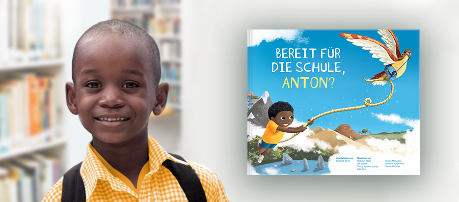 Junge mit seinem personalisierten Buch