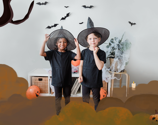 Wann ist Halloween? Zwei Mädchen verkleiden sich