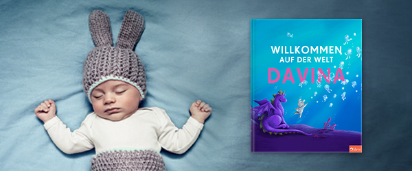 Seltene Vornamen: Ein Baby neben seinem personalisierten Bilderbuch