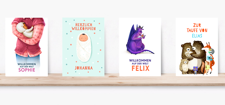 beliebtesten Babynamen: Grußkarten auf Wandregal