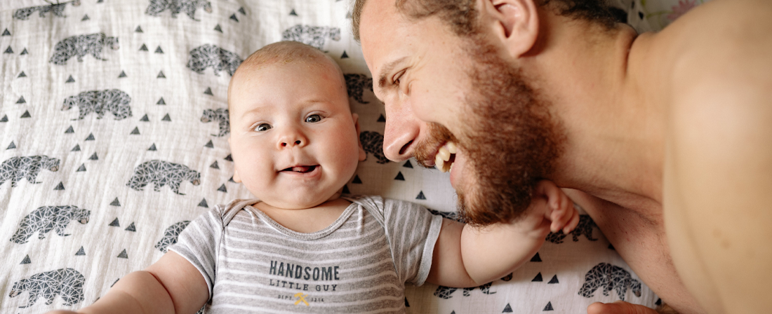 Un bebé con su papá
