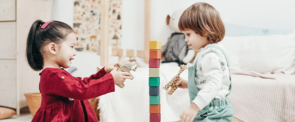 Bilingualität: Kleinkinder spielen zusammen