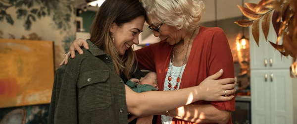 zweisprachige Erziehung: Mama und Oma halten Baby